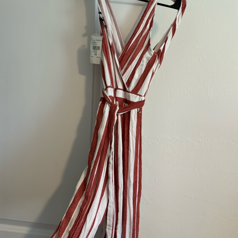 Never worn w/ tags fashion nova jump suit comes w/ extra clips and belt size XS